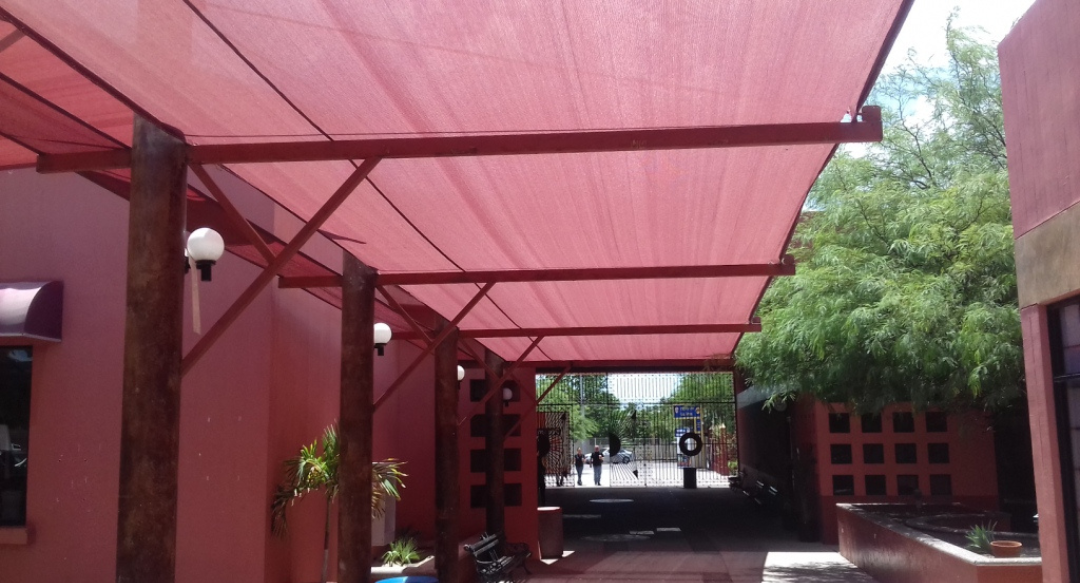 toldo-en-universidad-con-malla-sombra